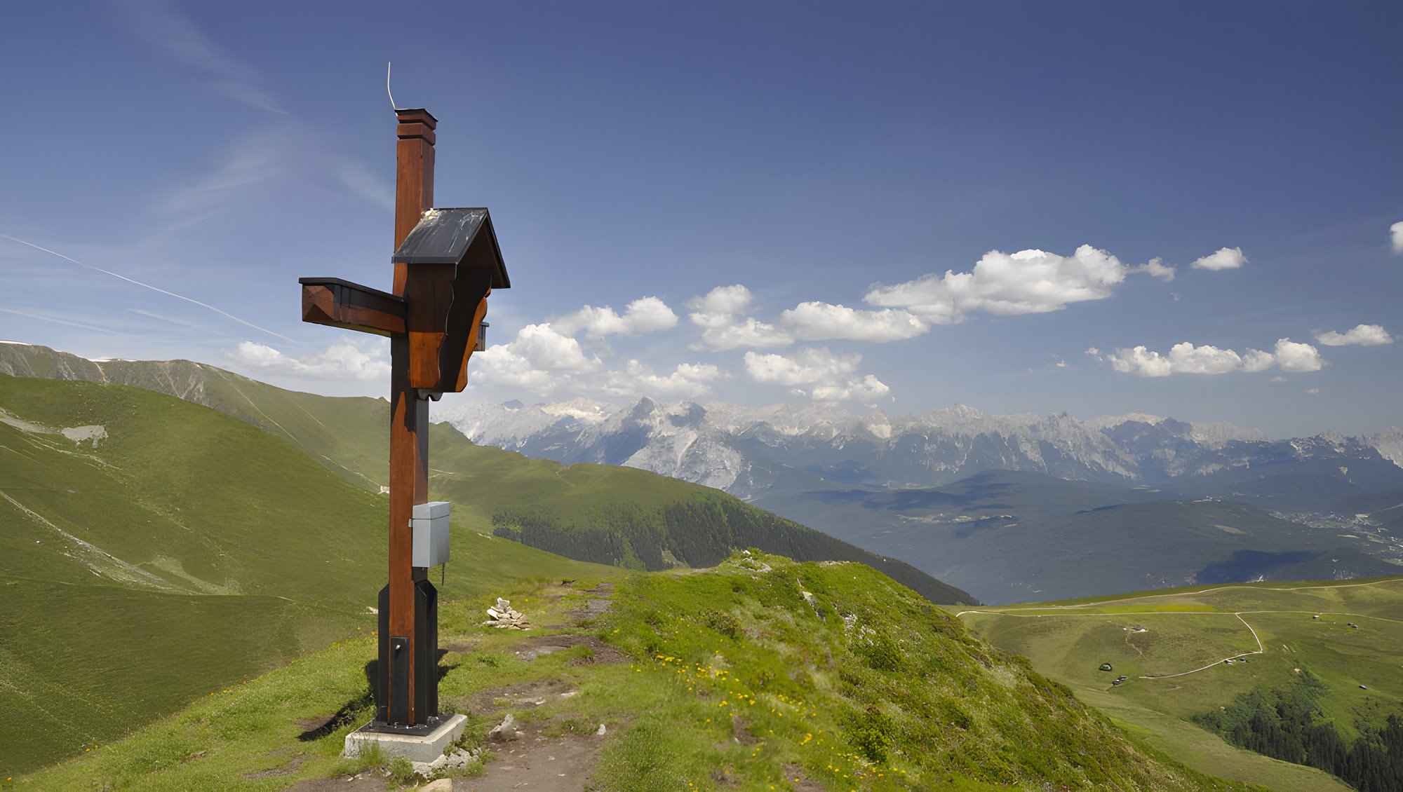 Croix au sommet avec vue sur les Dents-du-Midi